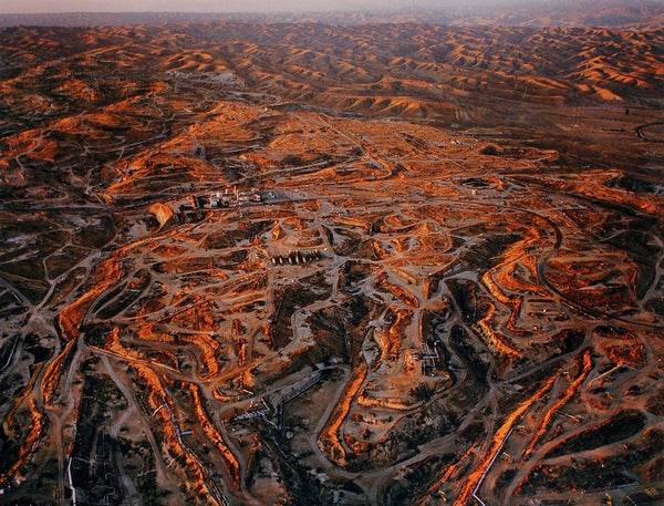 Edward Burtynsky  Oil Fields #27, Bakersfield, California (2004